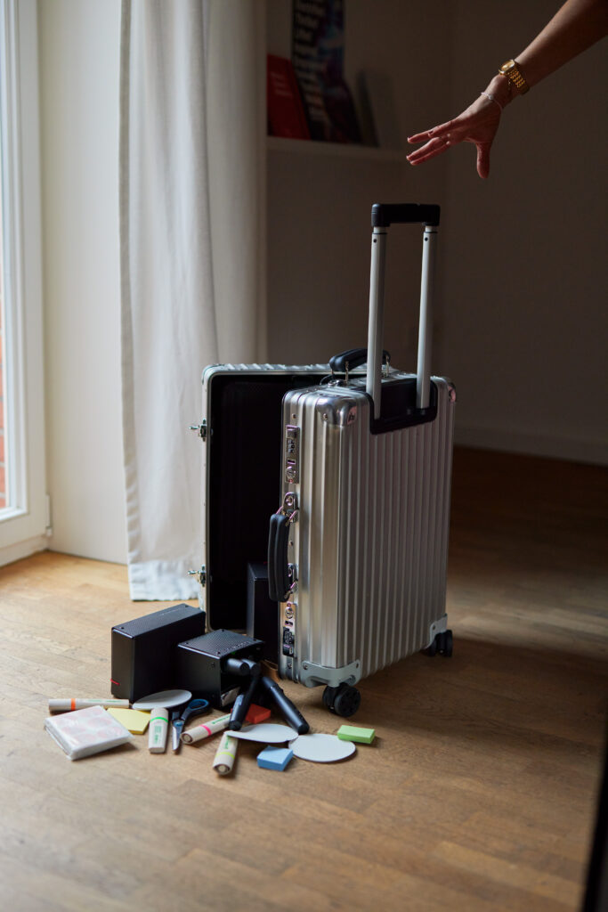 Ein Koffer mit Workshop Materialien ist auf dem Boden verteilt