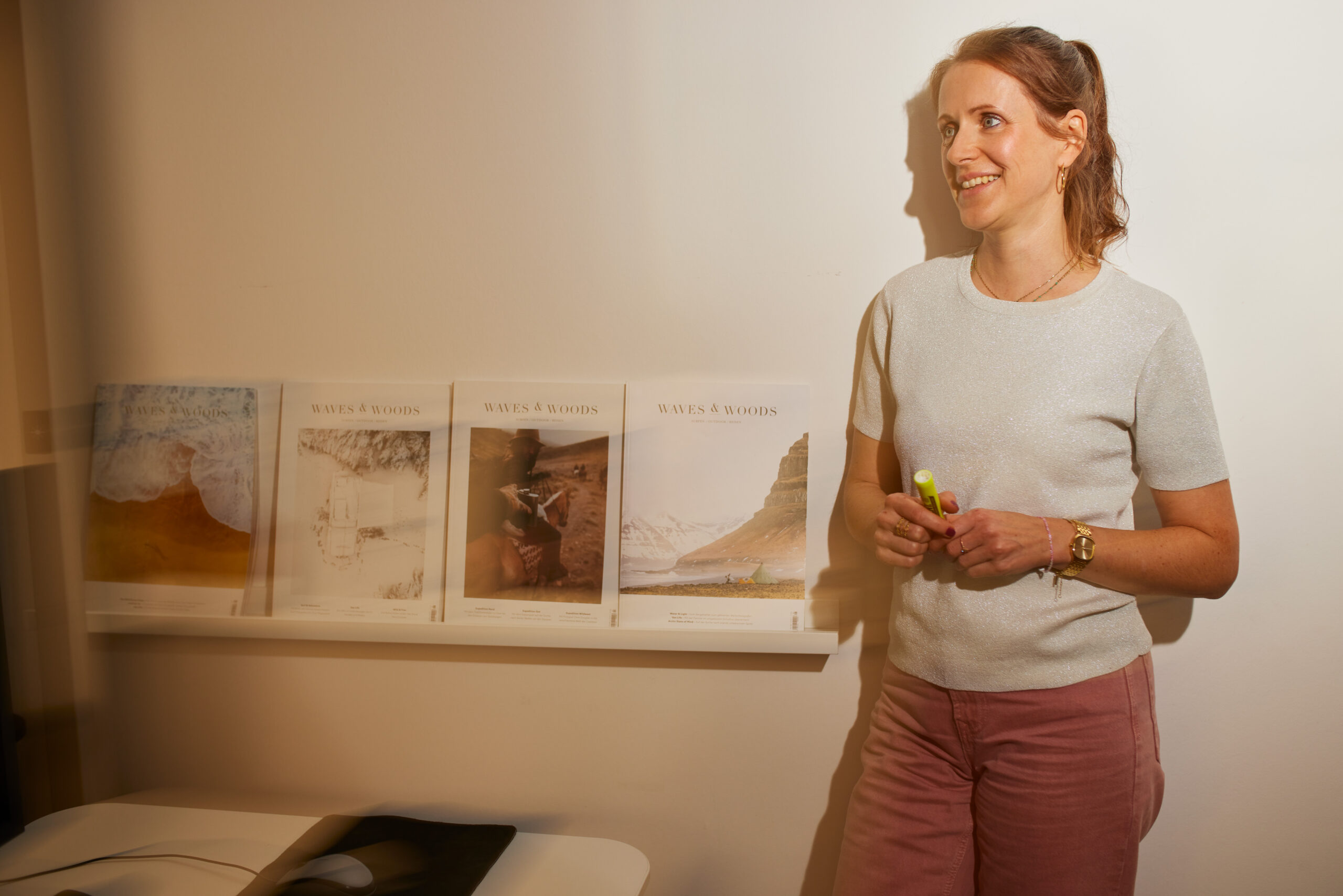 ooniyo_agentur_24 Dana von ooniyo steht vor einigen Zeitschriften und hält einen Vortrag zu Projektmanagement bei ooniyo