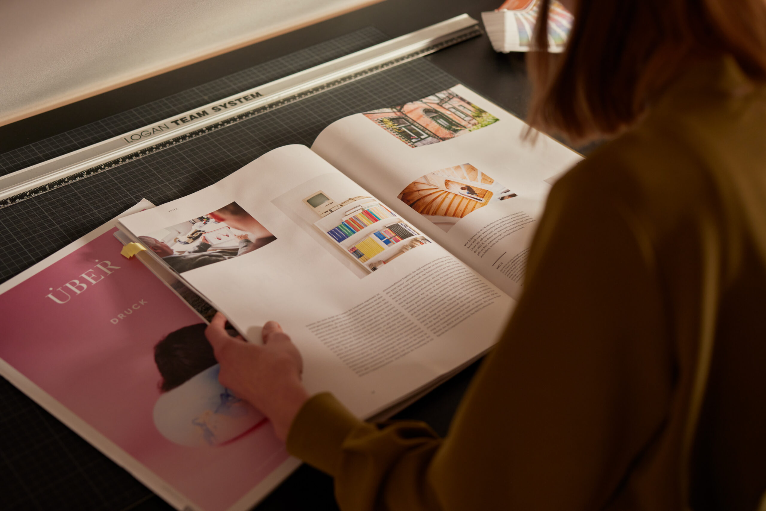 ooniyo_branding_2 Eine Person liest in einem Magazin über Markenentwicklung bei ooniyo