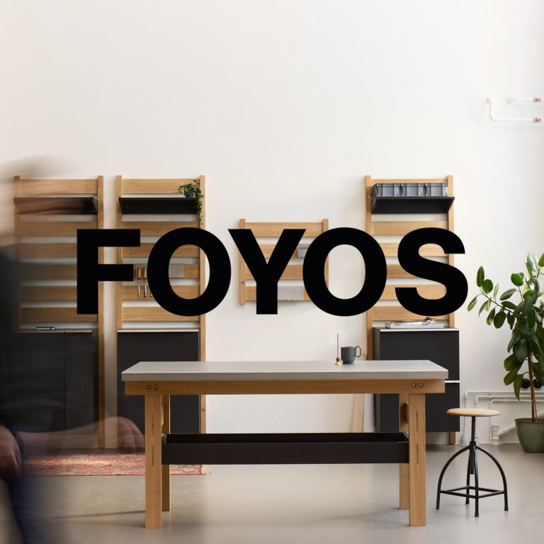 foyos logo vor einem modern eingerichteten raum branding und markenstrategie beispiel von agentur ooniyo