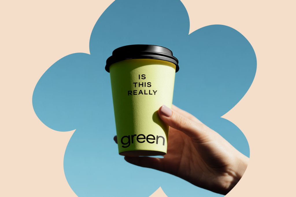 Ein Coffee to go Becher wird gehalten mit der Aufschrift "This is really green" zur neuen Empco Richtlinie Deutschland kurz erklärt im Blogbeitrag der agentur ooniyo