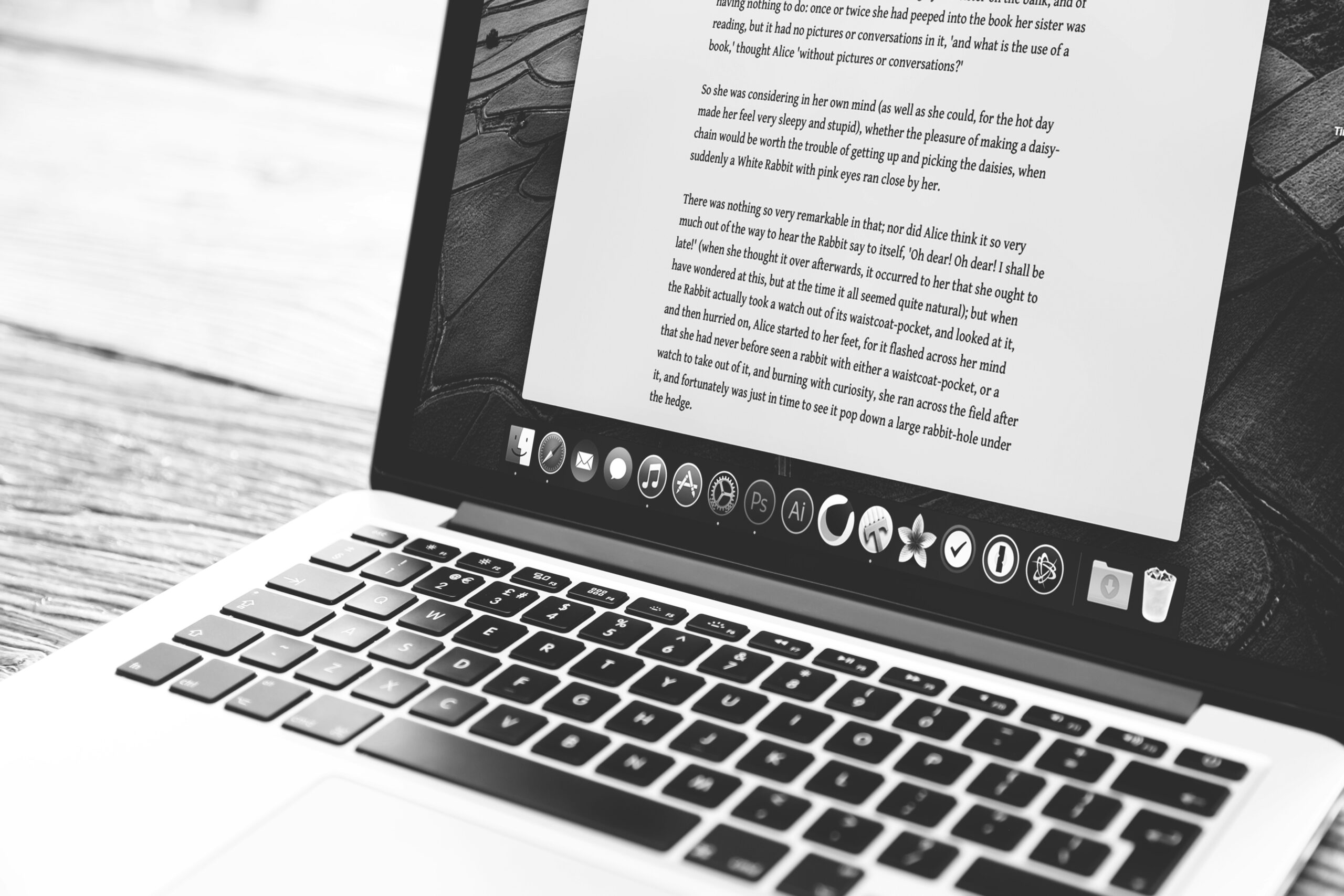 laptop zeigt textprogramm als beispiel für tipps für ki generierte texte für websites der agentur ooniyo