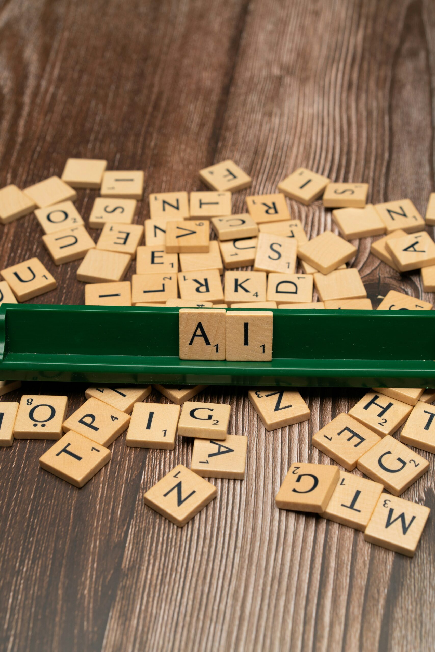 scrabble buchstaben blöcke zeigt den begriff AI symbolbild für ki texte