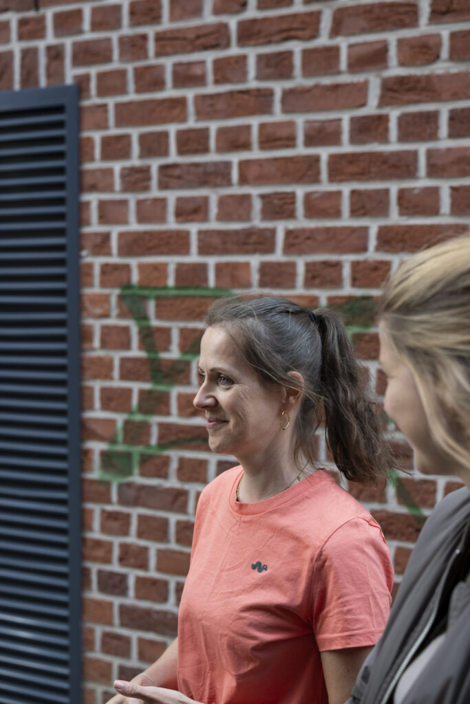 dana jauert am world cleanup day bei der müllsammelaktion der nachhaltig orientierten agentur ooniyo