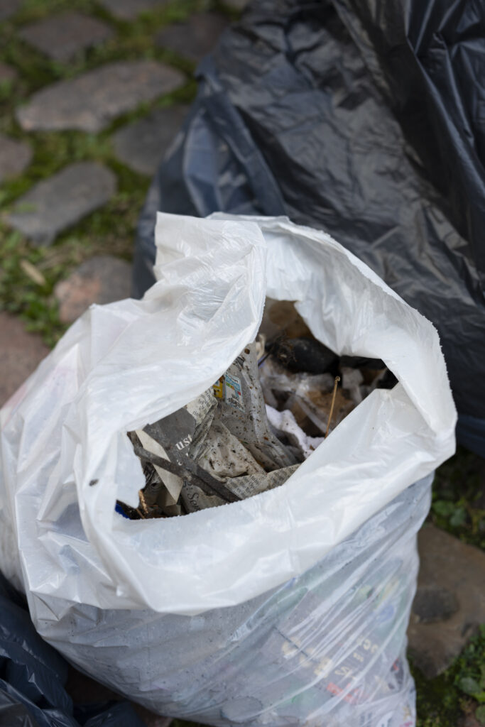nahaufnahme eines vollen müllsacks von der umweltaktion der nachhaltigen agentur oonyio am world cleanup day